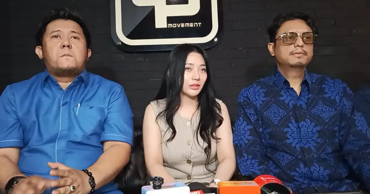 Berlliana Lovell didampingi manajer Nanda Persada (kanan) dan kuasa hukum Simon Sapta