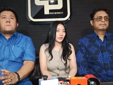 Berlliana Lovell didampingi manajer Nanda Persada (kanan) dan kuasa hukum Simon Sapta