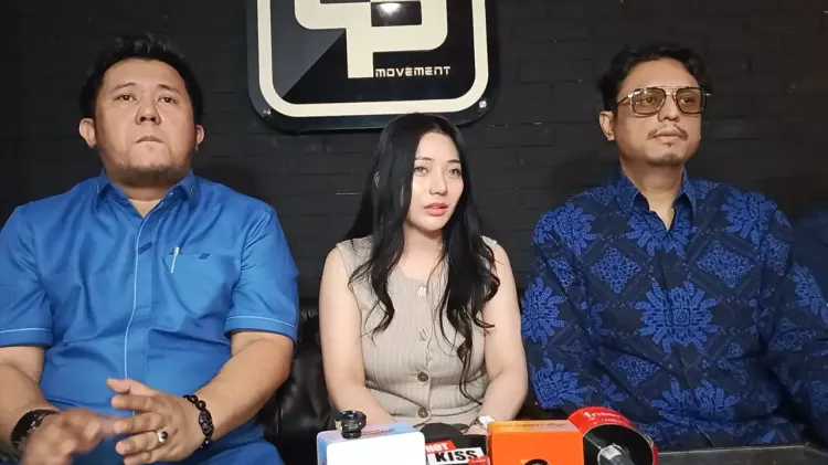 Berlliana Lovell didampingi manajer Nanda Persada (kanan) dan kuasa hukum Simon Sapta