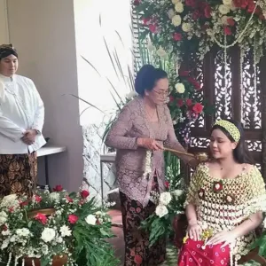 Brisia Jodie dalam upacara mitoni