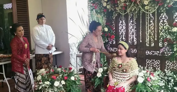 Brisia Jodie dalam upacara mitoni Brisia Jodie dalam upacara mitoni