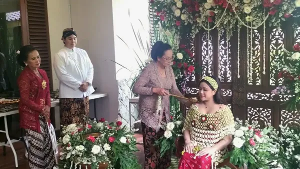 Brisia Jodie dalam upacara mitoni