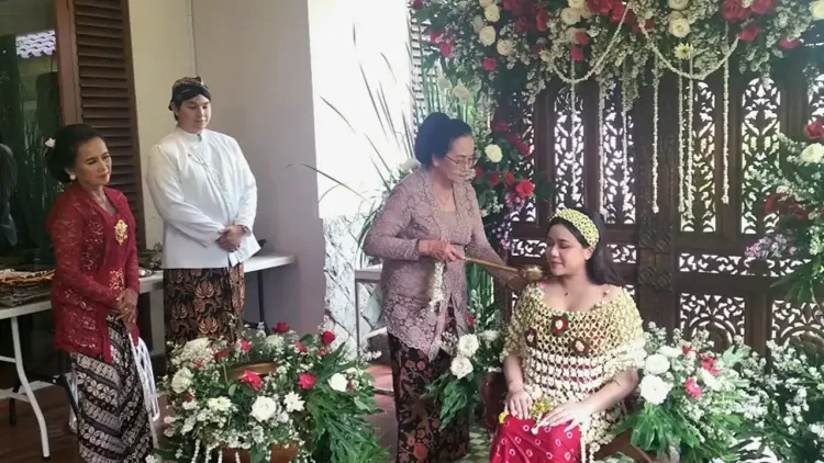 Brisia Jodie dalam upacara mitoni