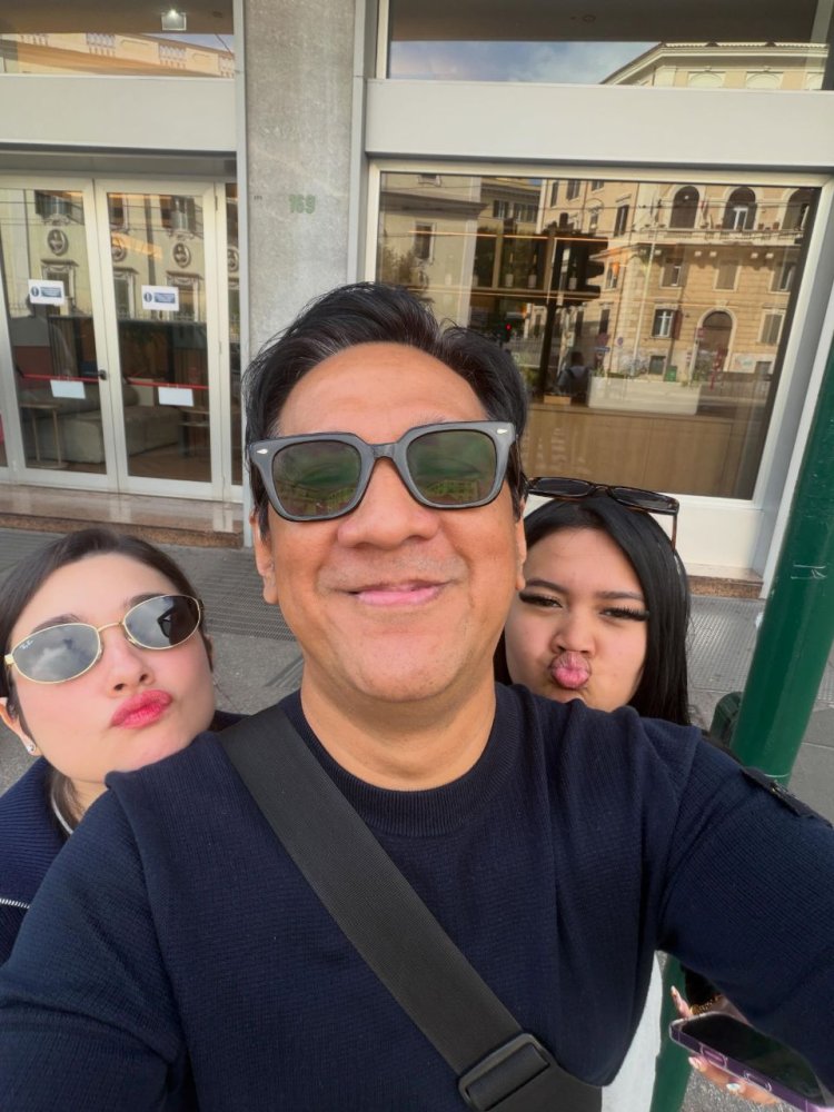 Bulan Madu Andre Taulany dan Amanda Rigby (2) Andre Taulany dan Amanda Rigby bersama Arlova. Foto: Dok. Instagram @andreastaulany
