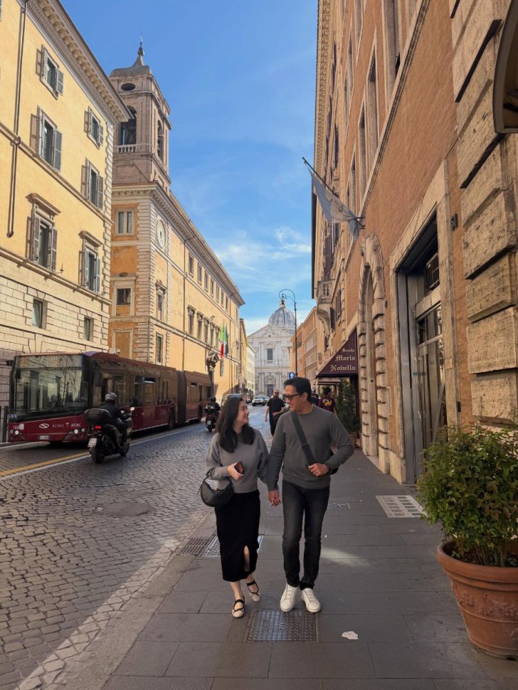 Bulan Madu Andre Taulany dan Amanda Rigby (3) Andre dan Amanda di Corso del Rinascimento. Foto: Dok. Instagram @andreastaulany