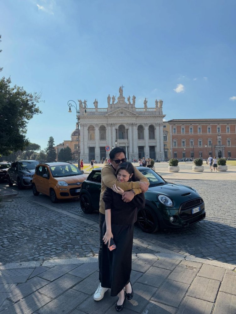 Bulan Madu Andre Taulany dan Amanda Rigby Andre dan Amanda di depan Basilika Agung Santo Yohanes Lateran. Foto: Dok. Instagram @andreastaulany
