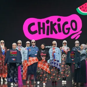 Chiki Fawzi dengan koleks Stay Eling di Jakarta Muslim Fashion Week 2026