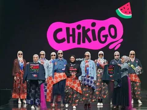 Chiki Fawzi dengan koleks Stay Eling di Jakarta Muslim Fashion Week 2026
