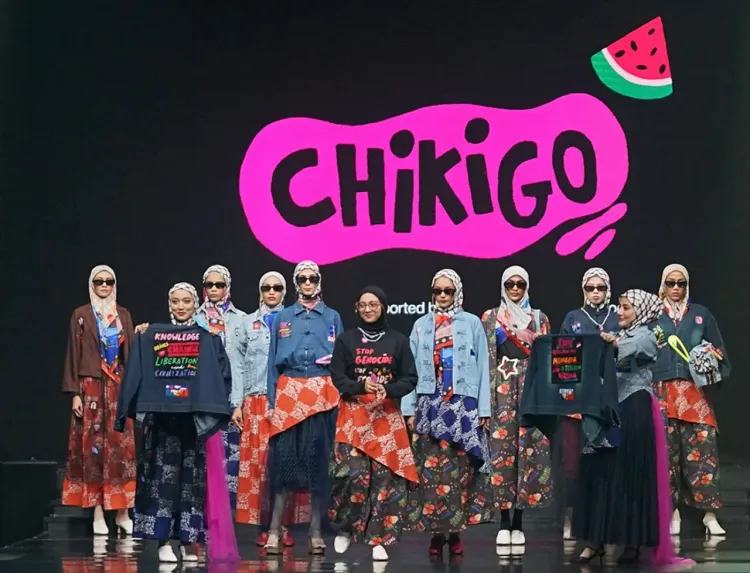 Chiki Fawzi dengan koleks Stay Eling di Jakarta Muslim Fashion Week 2026