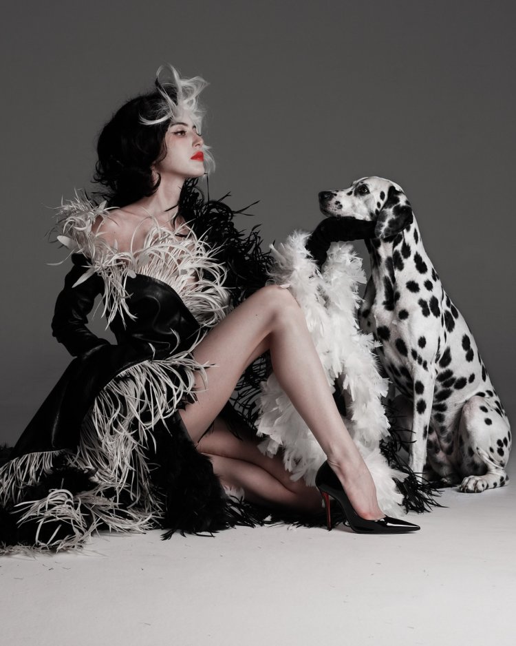 Davika berpose dengan anjing Dalmatian. Foto: Dok. Instagram @davikah
