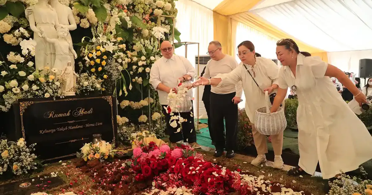 Empat anak Martha Tilaar menaburkan bunga di makam sang Ibunda