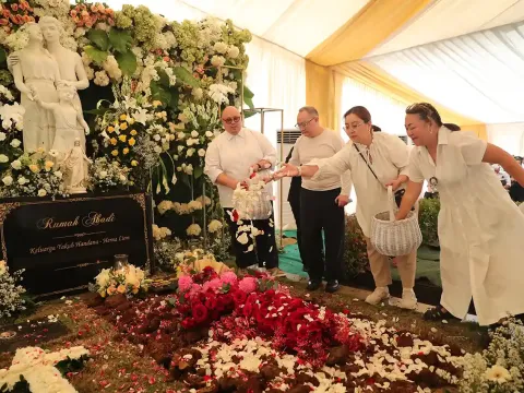 Empat anak Martha Tilaar menaburkan bunga di makam sang Ibunda