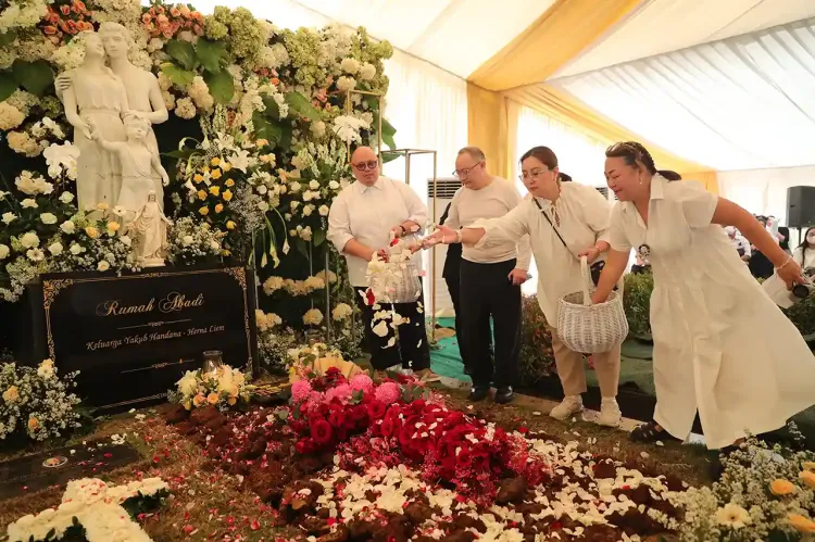 Empat anak Martha Tilaar menaburkan bunga di makam sang Ibunda