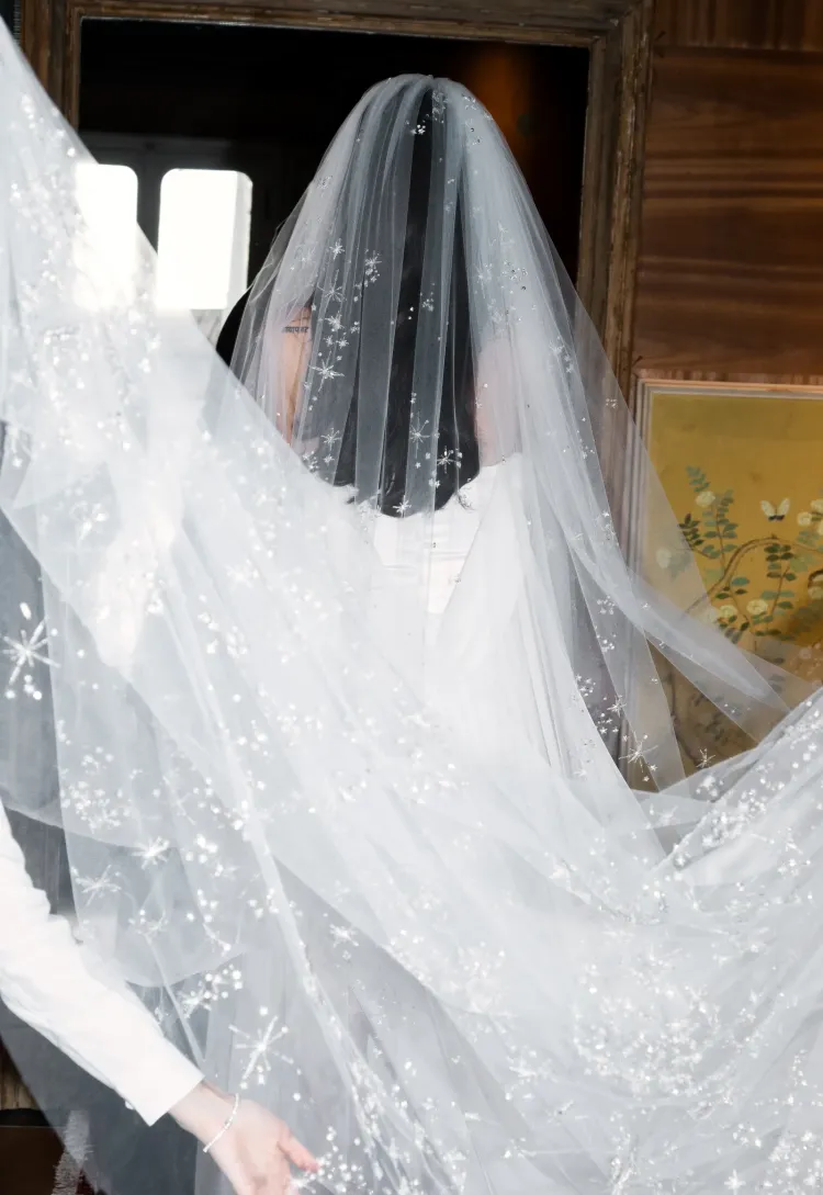 Detail veil pengantin Dove Cameron. Foto: Antonio Giancaspro