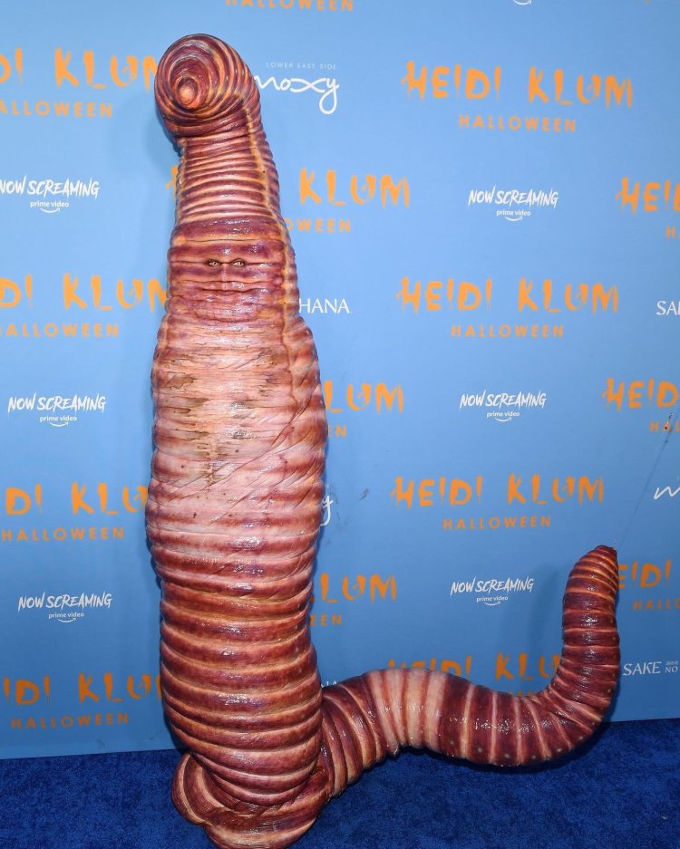 Heidi Klum Worm Heidi Klum mengenakan kostum cacing. Foto: Dok. X @PopBase