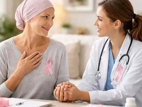 Ilustrasi pasien kanker payudara didampingi dokter