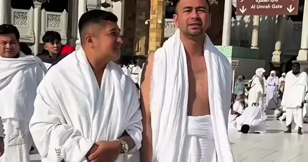 Irfan Hakim dan Raffi Ahmad di tanah suci