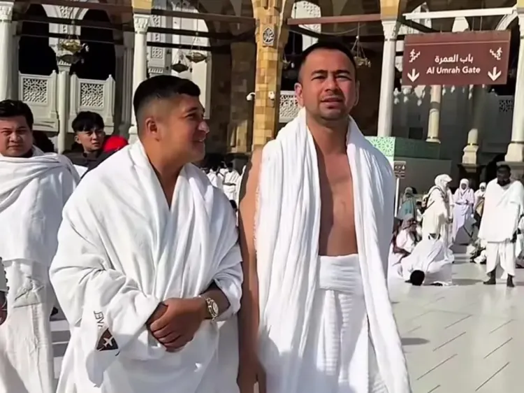 Irfan Hakim dan Raffi Ahmad di tanah suci