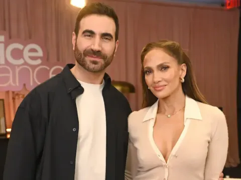 Jennifer Lopez dan Brett Goldstein