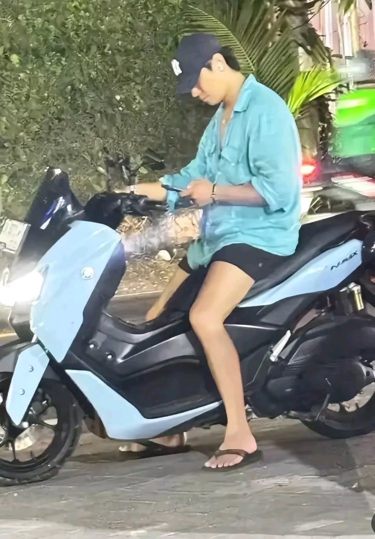 Ju Ji Hoon mengendarai sepeda motor. Foto: X/kiitygwn