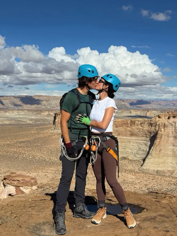 Katy Perry dan Justin Trudeau di atas tebing. Foto: Dok. Instagram @katyperry