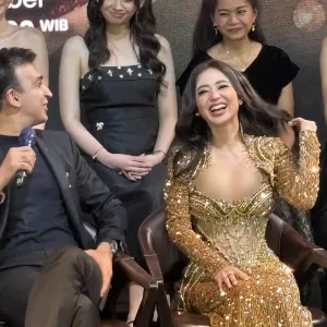 Manoj Punjabi dan Dewi Perssik saat sesi konferensi pers