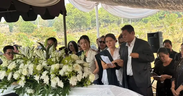 Marsha Aruan saat proses pemakaman Ibunda