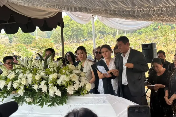 Marsha Aruan saat proses pemakaman Ibunda