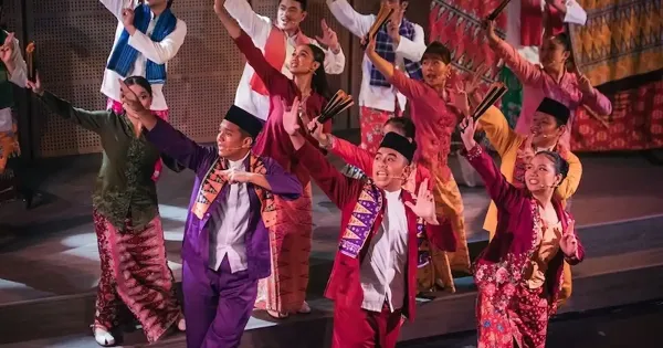 Menanggung Dua Panggung oleh Peserta Ruang Kreatif Intensif Musikal Budaya