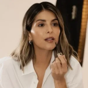 Mencoba tester makeup