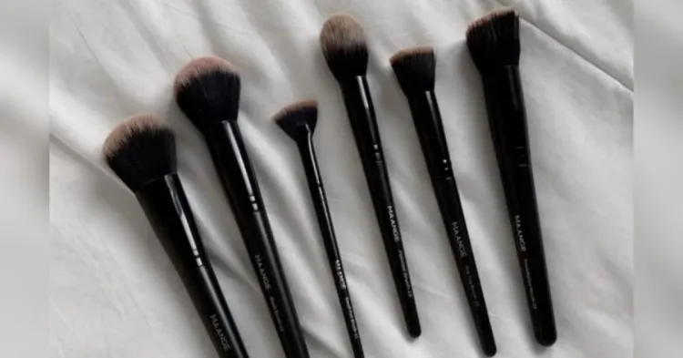 Mencuci makeup brush
