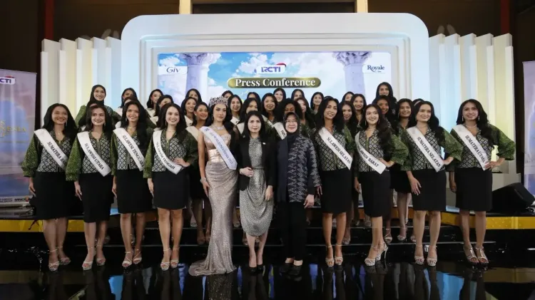 Miss Indonesia 2025 bersama para kontestan Miss Indonesia 2026