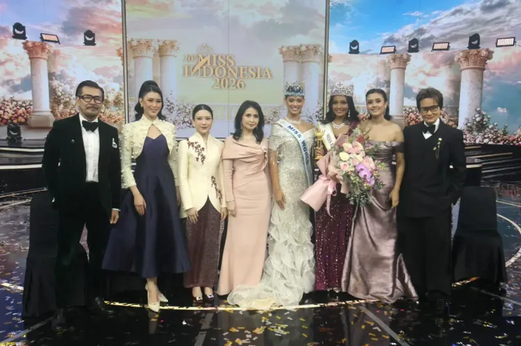 Miss Indonesia 2026 Alda Callista Putri Setiawan bersama Miss World 2026 Joheirry Mola berfoto bersama Ketua Yayasan Miss Indonesia Liliana Tanoesoedibjo dan para dewan juri usai malam Grand Final Miss Indon