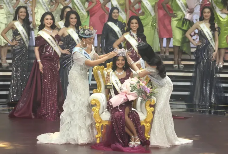 Momen penyematan mahkota Miss Indonesia 2026 Alda Callista Putri Setiawan dari Miss Indonesia 2025 Audrey Bianca bersama Miss World 2026 Joheirry Mola_Foto Istimewa Momen penyematan mahkota Miss Indonesia 2026 Alda Callista Putri Setiawan dari Miss Indonesia 2025 Audrey Bianca bersama Miss World 2026 Joheirry Mola_Foto Istimewa