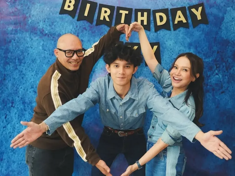 Momen Rossa dan Yoyo Padi merayakan ultah Rizky