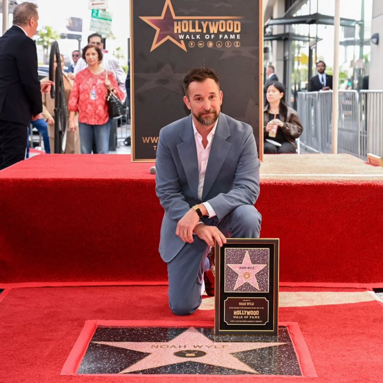 Noah Wyle Hollywood Walk of Fame Noah Wyle menerima bintang Hollywood Walk of Fame. Foto: Dok. Instagram @hwdwalkoffame