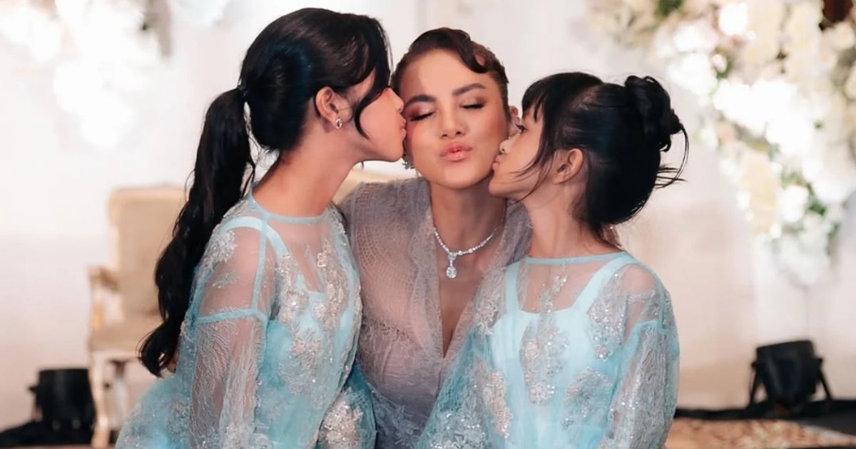 Olla Ramlan dan anak-anaknya