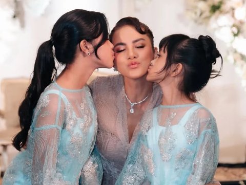 Olla Ramlan dan anak-anaknya