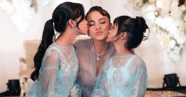 Olla Ramlan dan anak-anaknya