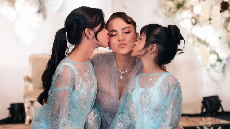 Olla Ramlan dan anak-anaknya