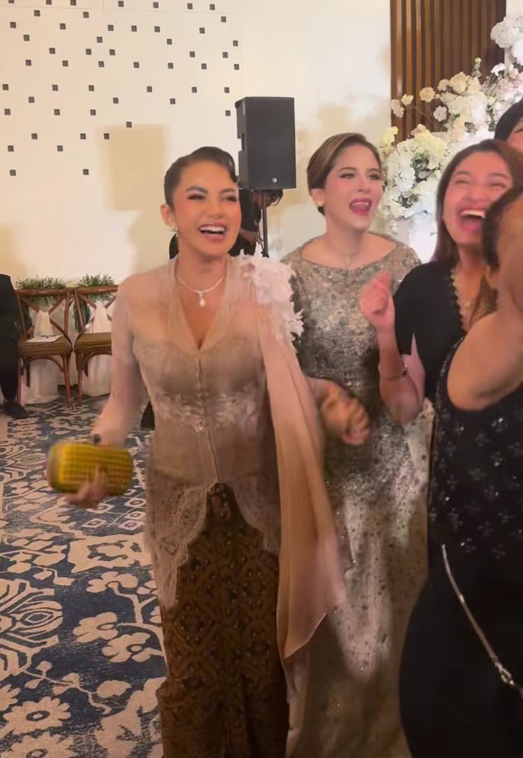 Olla Ramlan dan Danya Assegaf menari bersama. Foto: Dok. Instagram @mini_saputri