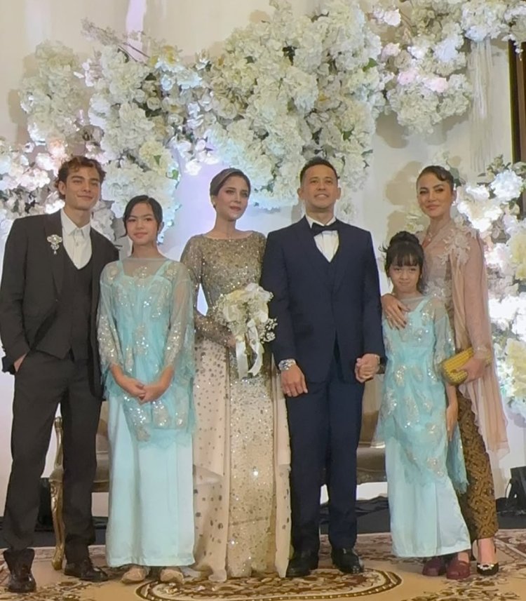 Olla Ramlan bersama Tristan Molina dan dua putrinya di pernikahan Aufar Hutapea. Foto: Dok. Instagram @mini_saputri