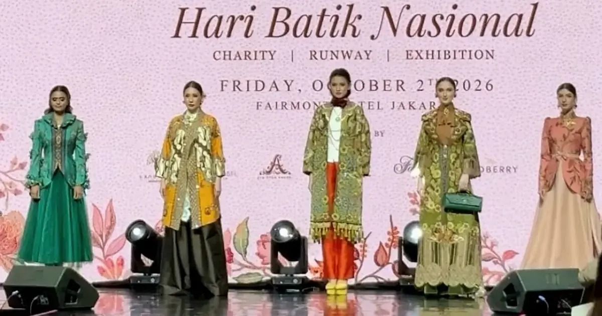 Peragaan busana memperingati hari batik nasional