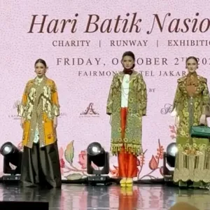 Peragaan busana memperingati hari batik nasional