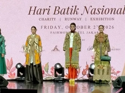 Peragaan busana memperingati hari batik nasional