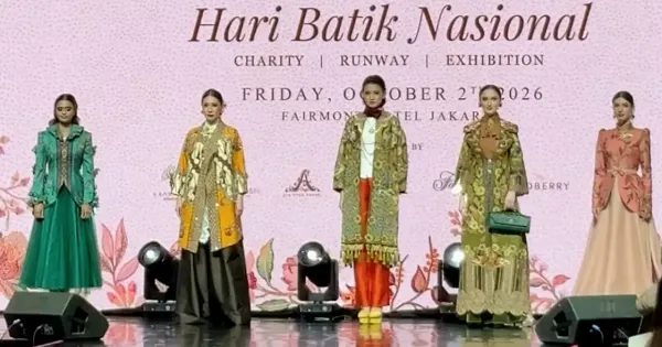 Peragaan busana memperingati hari batik nasional