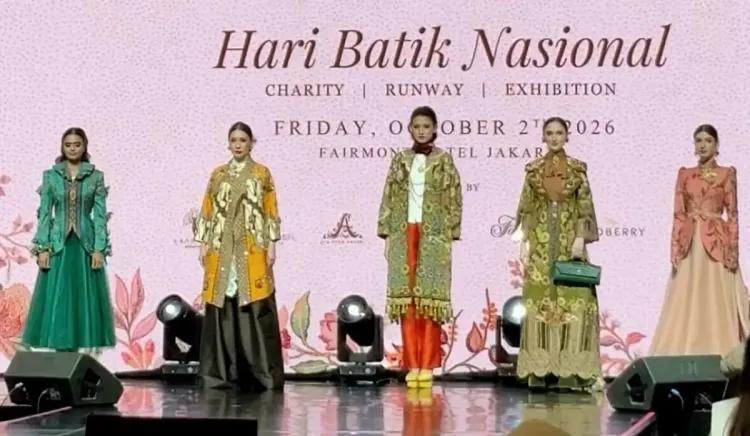 Peragaan busana memperingati hari batik nasional