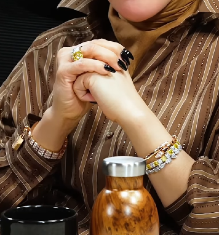 Cincin dan gelang seharga miliaran rupiah. Foto: Dok. YouTube Raditya Dika