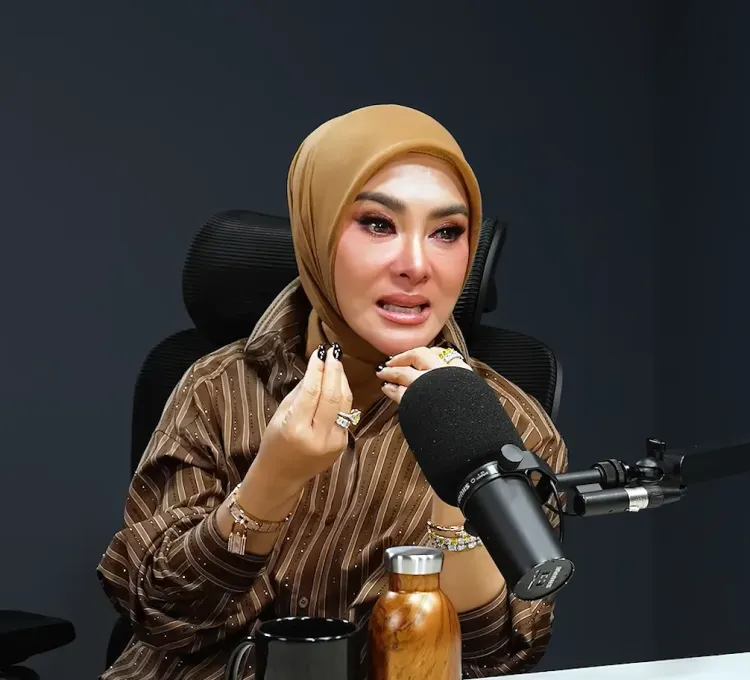 Perhiasan Syahrini ketika tampi di podcast. Foto: Dok. YouTube Raditya Dika