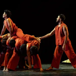Pertunjukan Waktu Paruh oleh Hartati di Indonesian Dance Festival